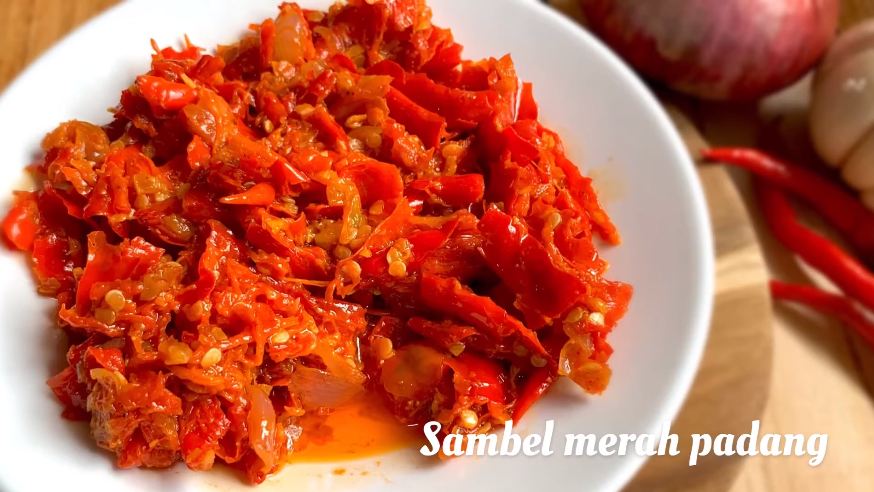 Trik bikin sambal merah ala rumah makan padang yang pedas, berwarna cerah, dan antipahit