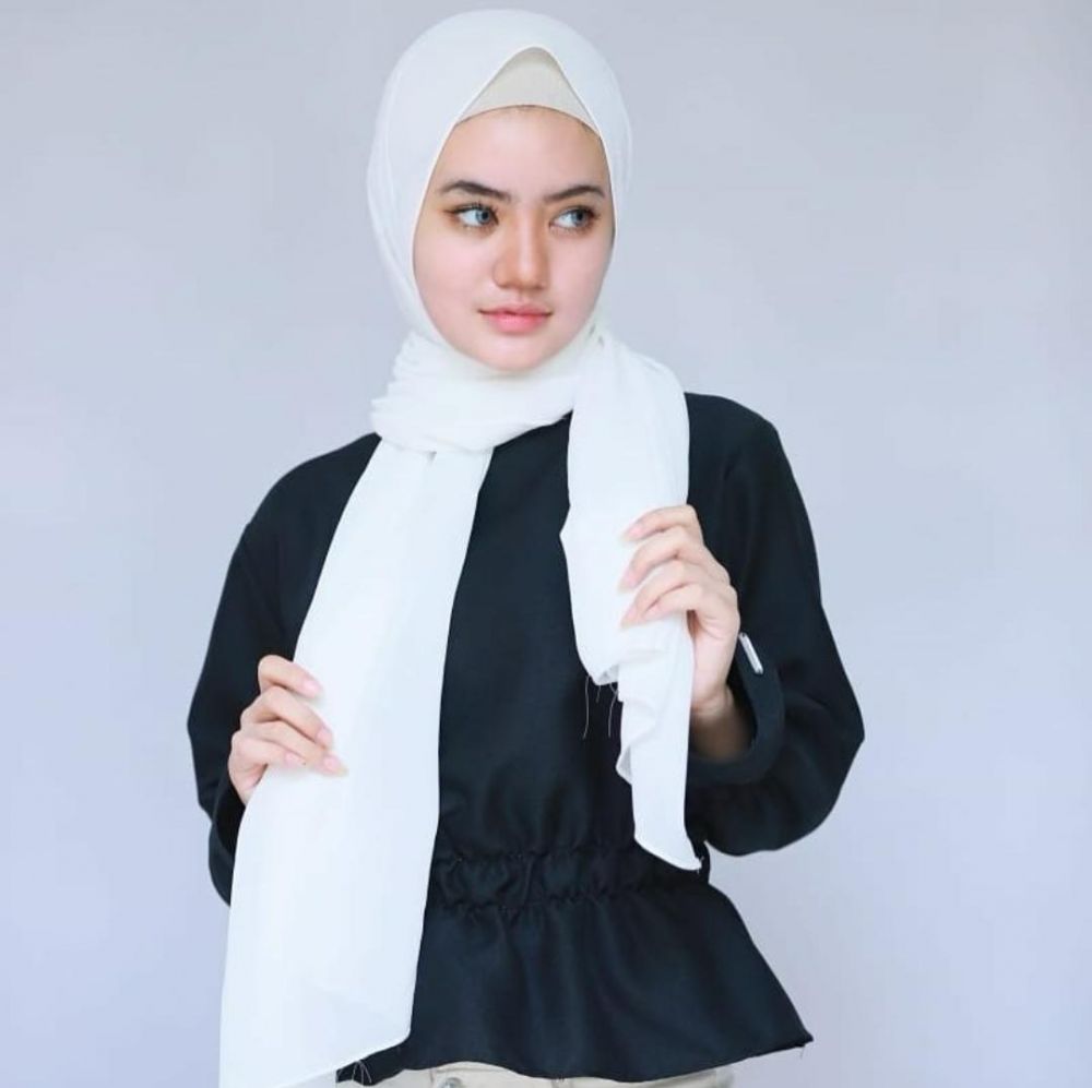 anak Kang Bahar 'Preman Pensiun' berjilbab berbagai sumber