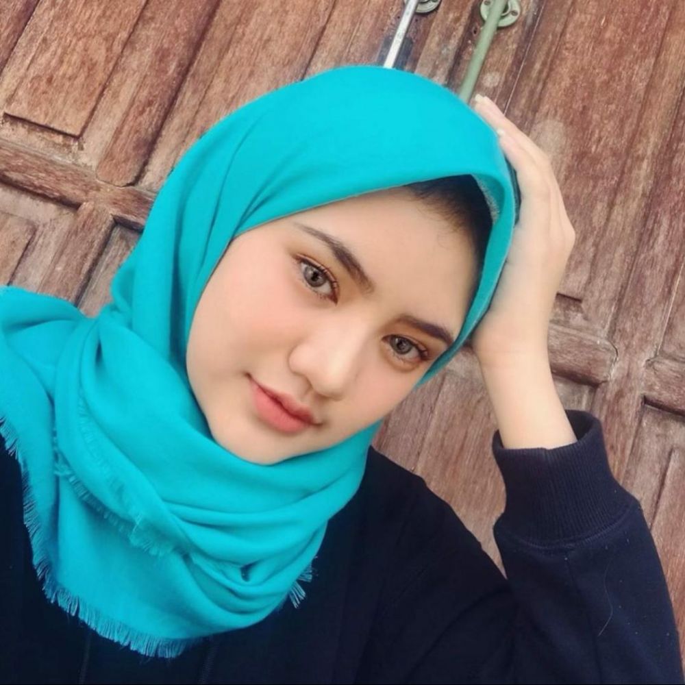 anak Kang Bahar 'Preman Pensiun' berjilbab berbagai sumber