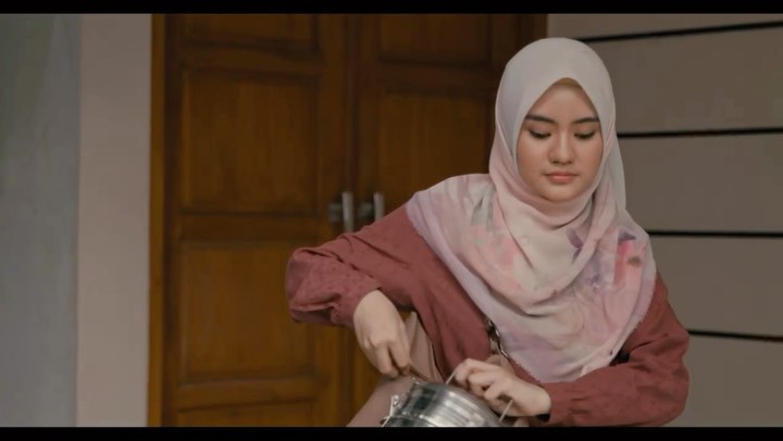 anak Kang Bahar 'Preman Pensiun' berjilbab berbagai sumber