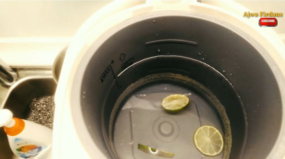 Cara membersihkan kerak dan noda kusam di termos listrik, lebih aman tanpa sabun