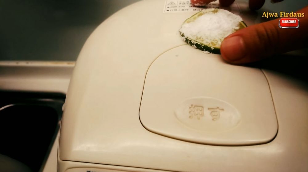 Cara membersihkan kerak dan noda kusam di termos listrik, lebih aman tanpa sabun