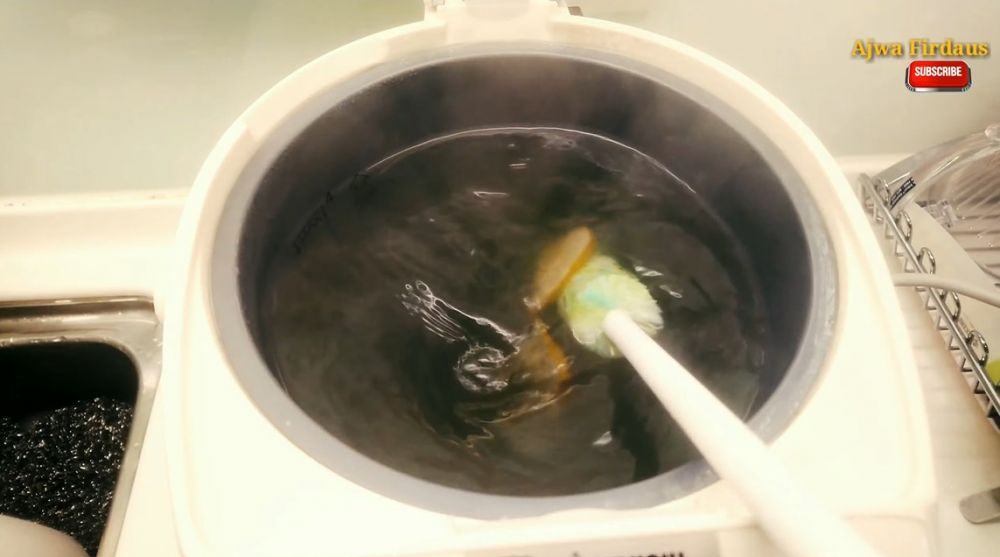 Cara membersihkan kerak dan noda kusam di termos listrik, lebih aman tanpa sabun