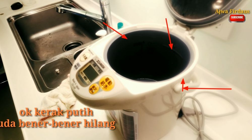 Cara membersihkan kerak dan noda kusam di termos listrik, lebih aman tanpa sabun