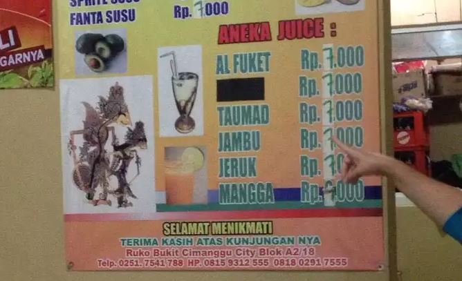 Tulisan nyeleneh di spanduk pedagang minuman dingin Berbagai sumber