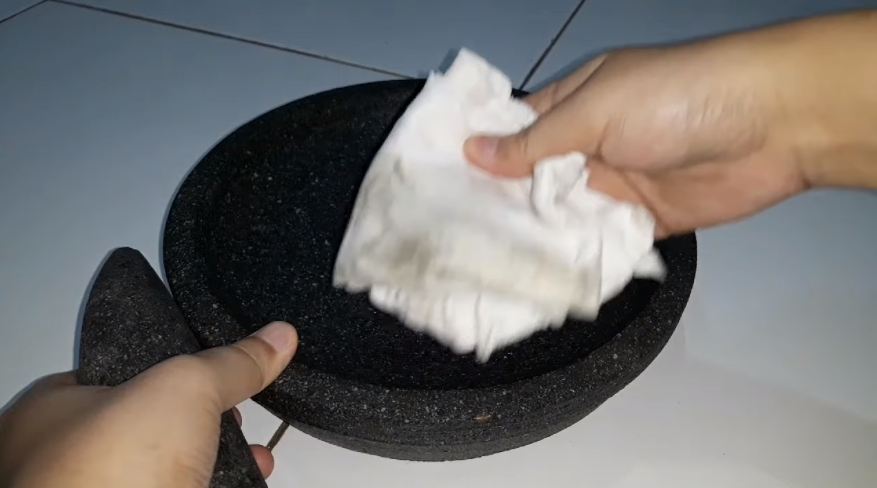 Tanpa menggunakan sabun, ini cara bersihkan cobek batu yang baru agar bebas dari pasir