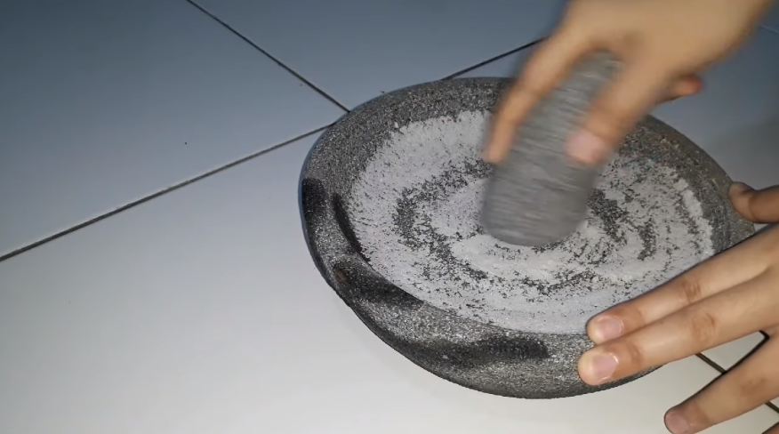 Tanpa menggunakan sabun, ini cara bersihkan cobek batu yang baru agar bebas dari pasir