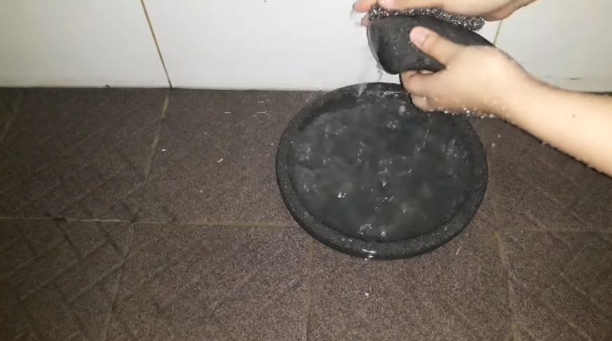 Tanpa menggunakan sabun, ini cara bersihkan cobek batu yang baru agar bebas dari pasir