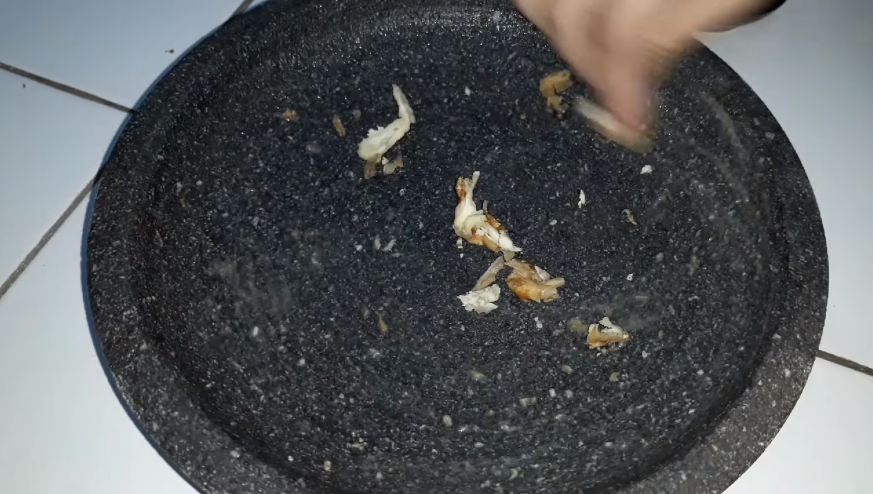 Tanpa menggunakan sabun, ini cara bersihkan cobek batu yang baru agar bebas dari pasir