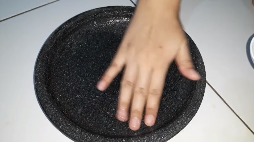 Tanpa menggunakan sabun, ini cara bersihkan cobek batu yang baru agar bebas dari pasir