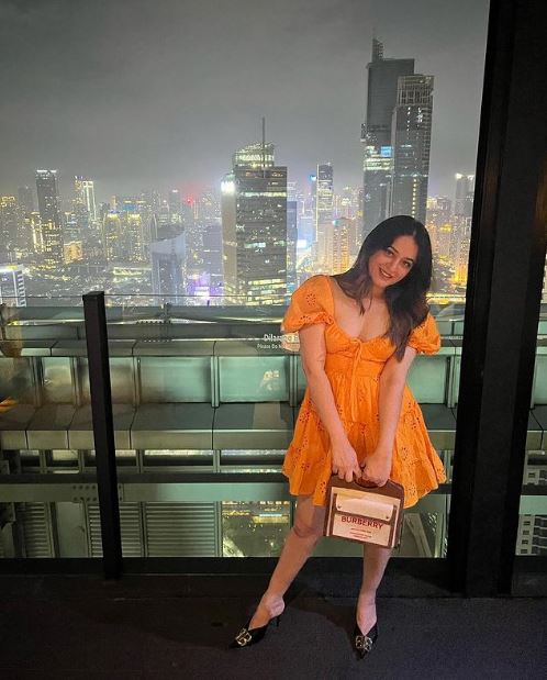 gaya Mahhi Vij saat berkunjung ke Indonesia © 2023 brilio.net gaya Mahhi Vij saat berkunjung ke Indonesia © 2023 brilio.net