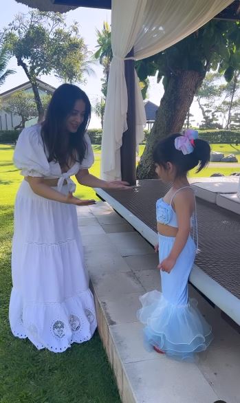 gaya Mahhi Vij saat berkunjung ke Indonesia © 2023 brilio.net gaya Mahhi Vij saat berkunjung ke Indonesia © 2023 brilio.net