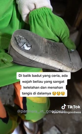 Perjuangan pilu nenek badut keliling ini bikin nangis © TikTok Perjuangan pilu nenek badut keliling ini bikin nangis © TikTok