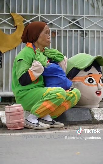 Perjuangan pilu nenek badut keliling ini bikin nangis © TikTok Perjuangan pilu nenek badut keliling ini bikin nangis © TikTok