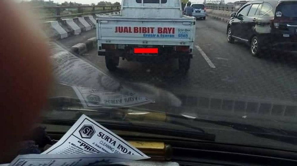 tulisan nyeleneh di mobil ngakak © berbagai sumber