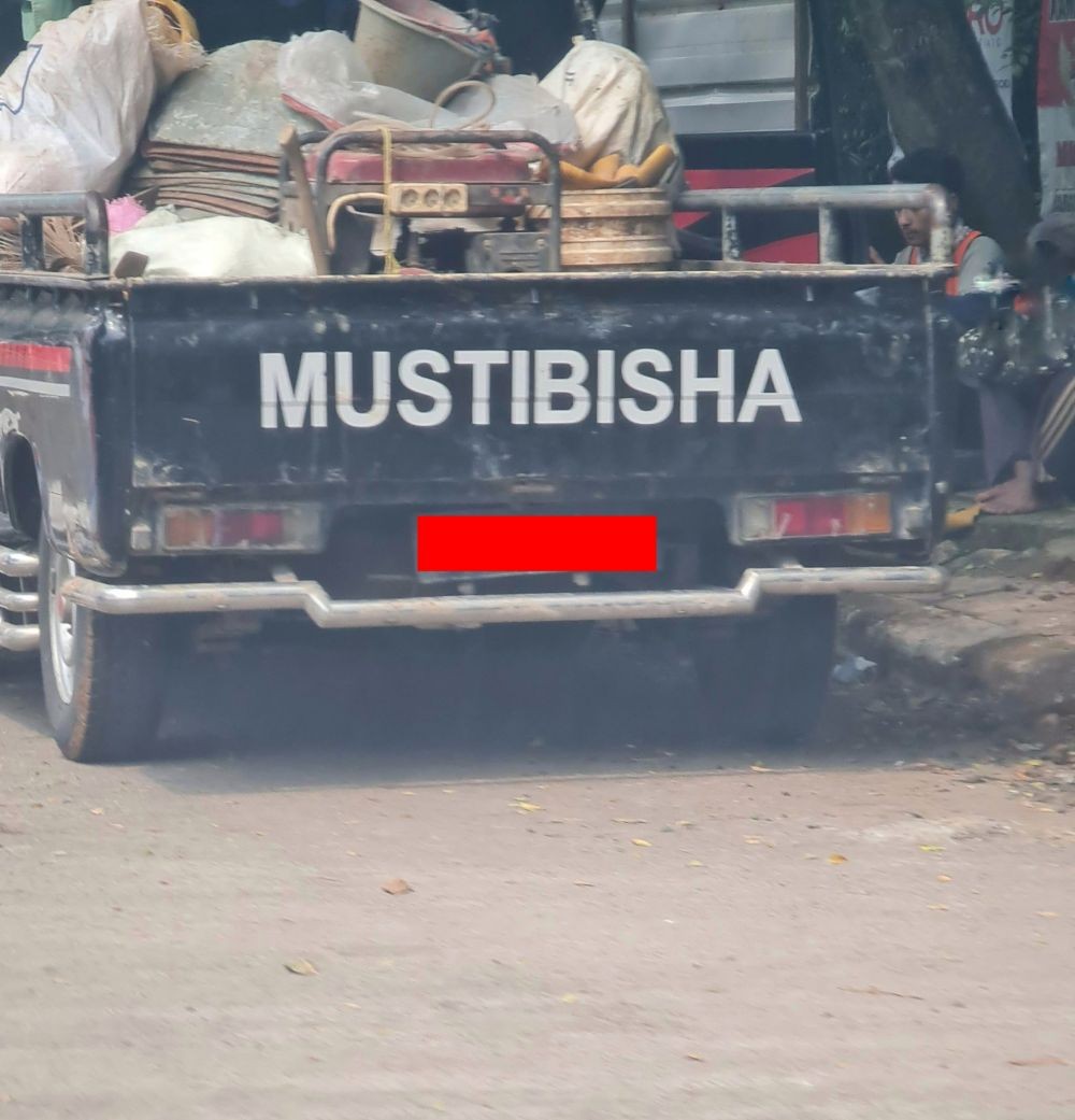 tulisan nyeleneh di mobil ngakak © berbagai sumber