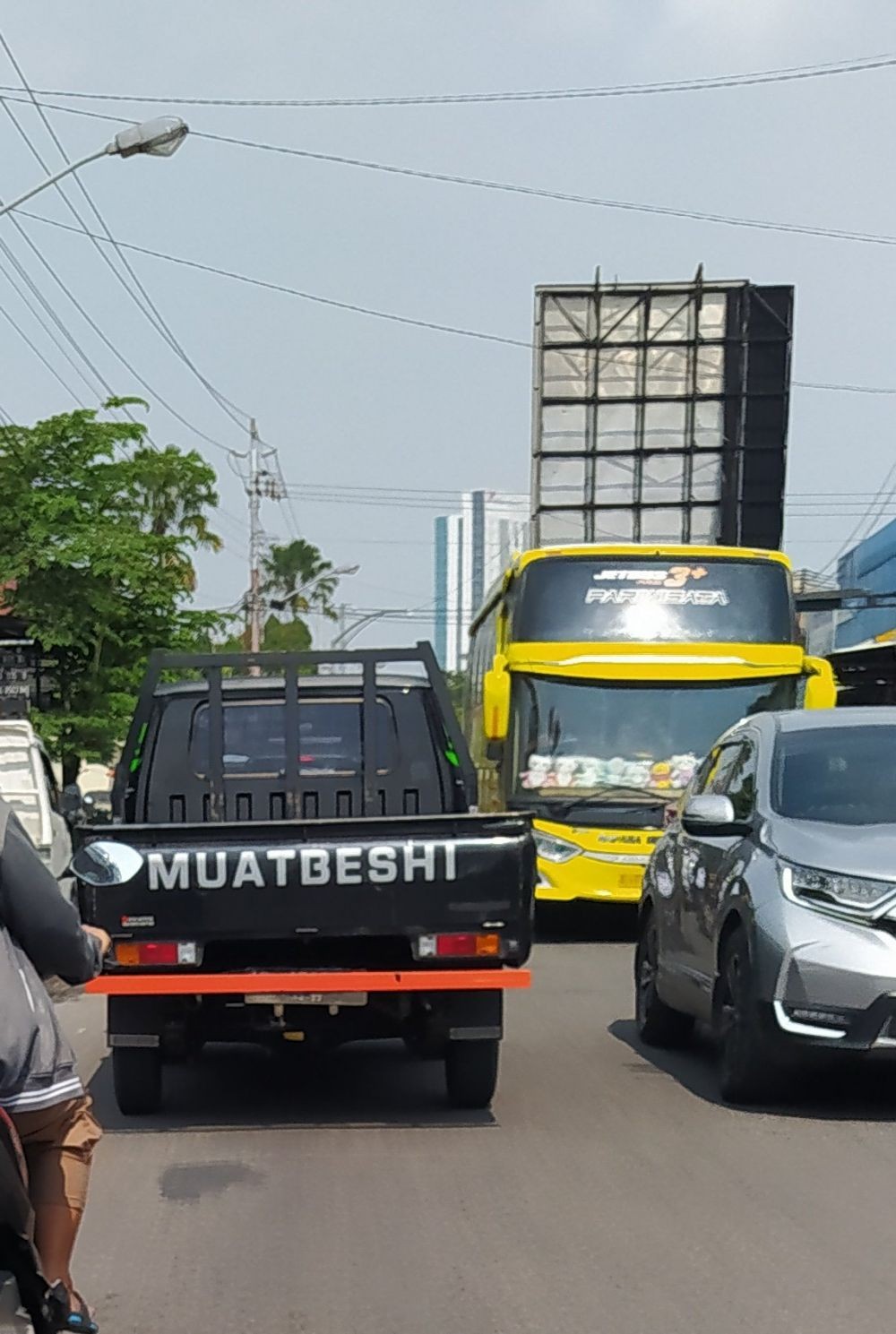 tulisan nyeleneh di mobil ngakak © berbagai sumber