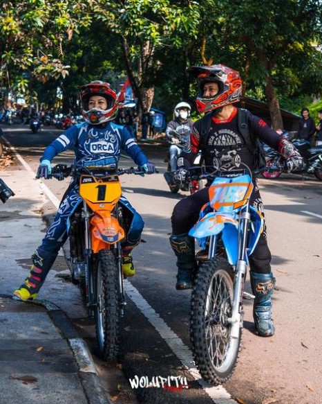 Ujang Preman Pensiun hobi balap motor © Instagram