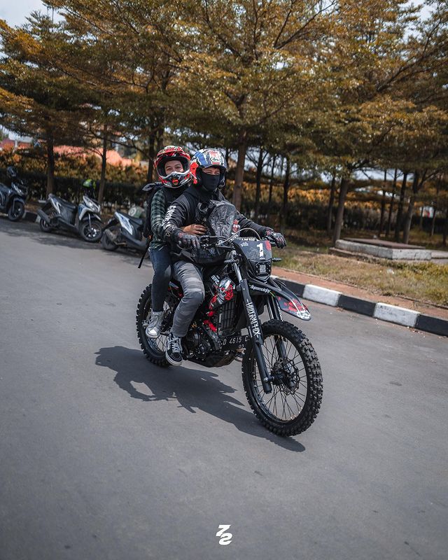 Ujang Preman Pensiun hobi balap motor © Instagram