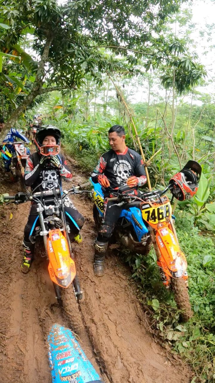 Ujang Preman Pensiun hobi balap motor © Instagram