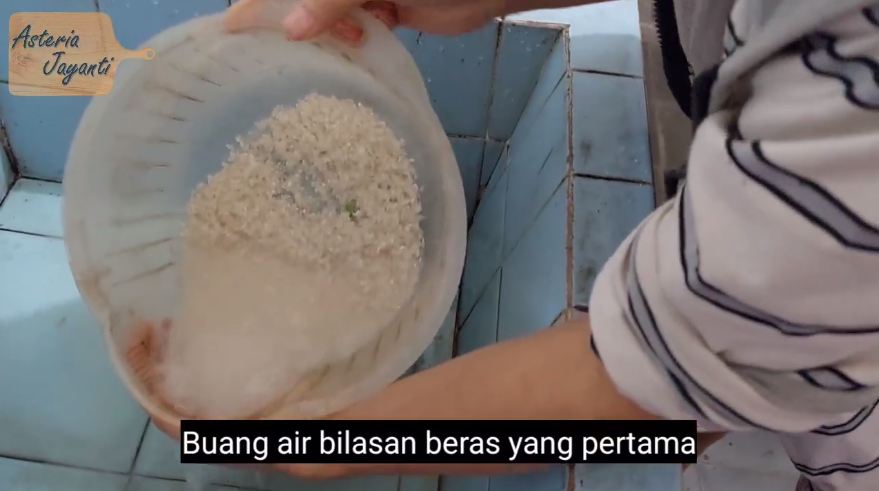 Trik mencuci beras agar bersih maksimal, nutrisinya tidak hilang dan tak cepat basi setelah jadi nasi