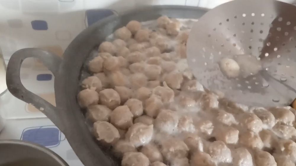 Cara mengatasi adonan bakso yang lengket dan hampir basi agar aman dikonsumsi lagi