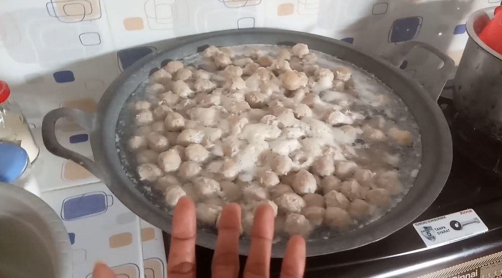 Cara mengatasi adonan bakso yang lengket dan hampir basi agar aman dikonsumsi lagi