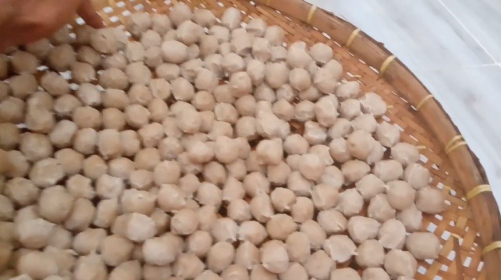 Cara mengatasi adonan bakso yang lengket dan hampir basi agar aman dikonsumsi lagi