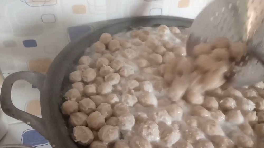 Cara mengatasi adonan bakso yang lengket dan hampir basi agar aman dikonsumsi lagi