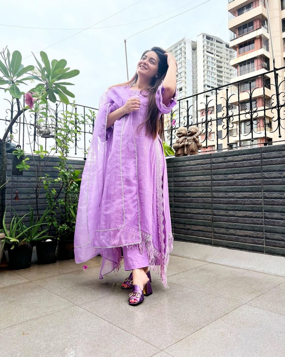 Mahhi Vij Nakusha glamor pakai baju tradisional India © berbagai sumber