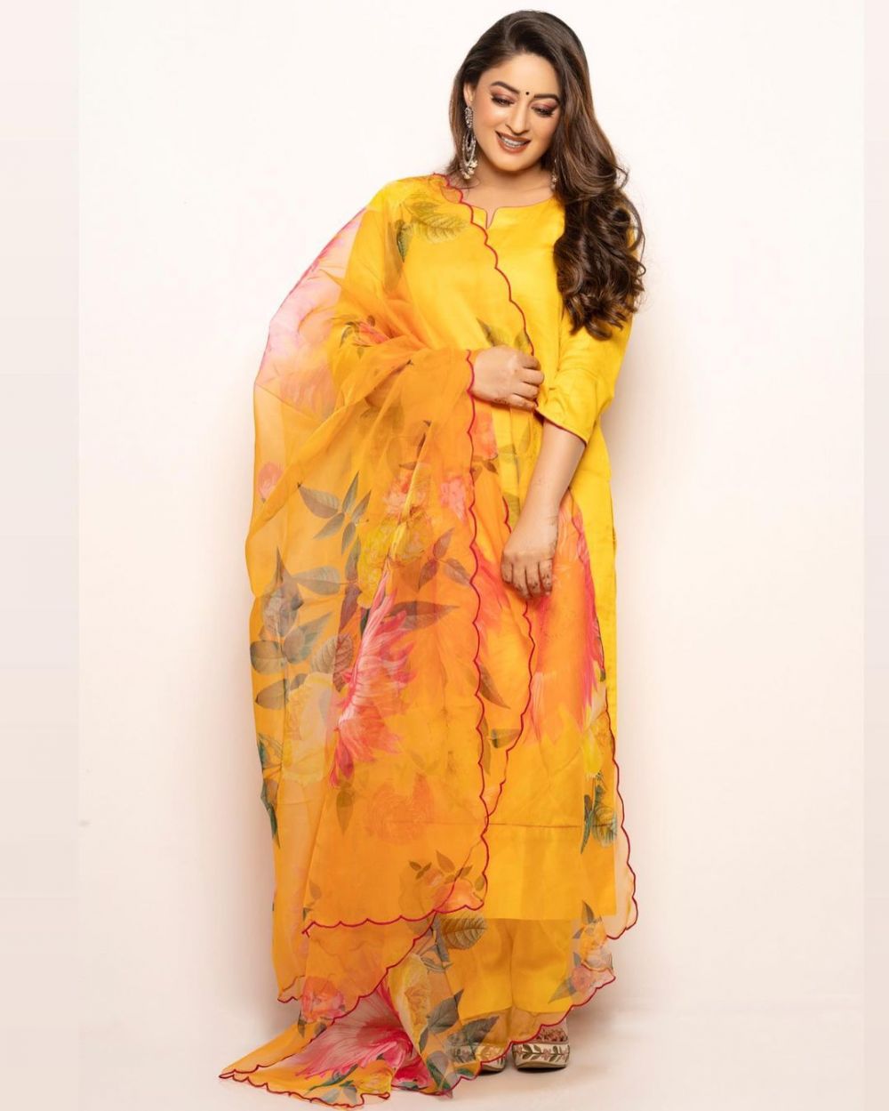 Mahhi Vij Nakusha glamor pakai baju tradisional India © berbagai sumber