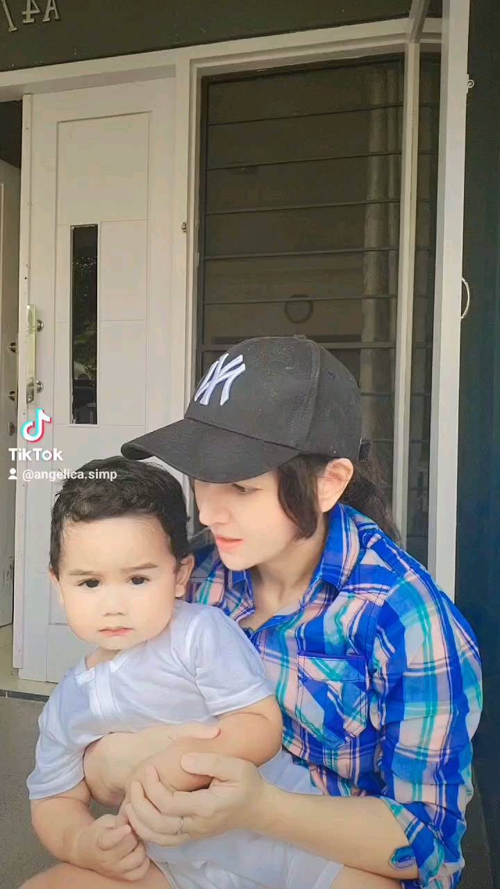 Silvia Preman Pensiun momong anak berbagai sumber