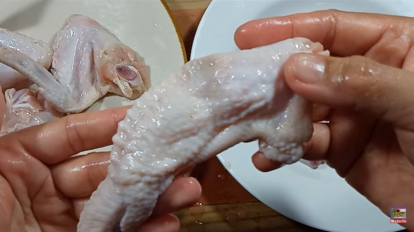 Trik jitu mengeluarkan tulang sayap ayam sebelum dimasak agar daging dan kulitnya tetap utuh