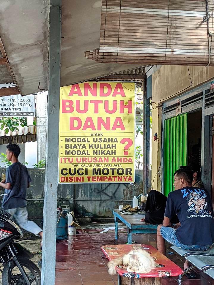tulisan di spanduk ini cuci kendaraan Berbagai sumber