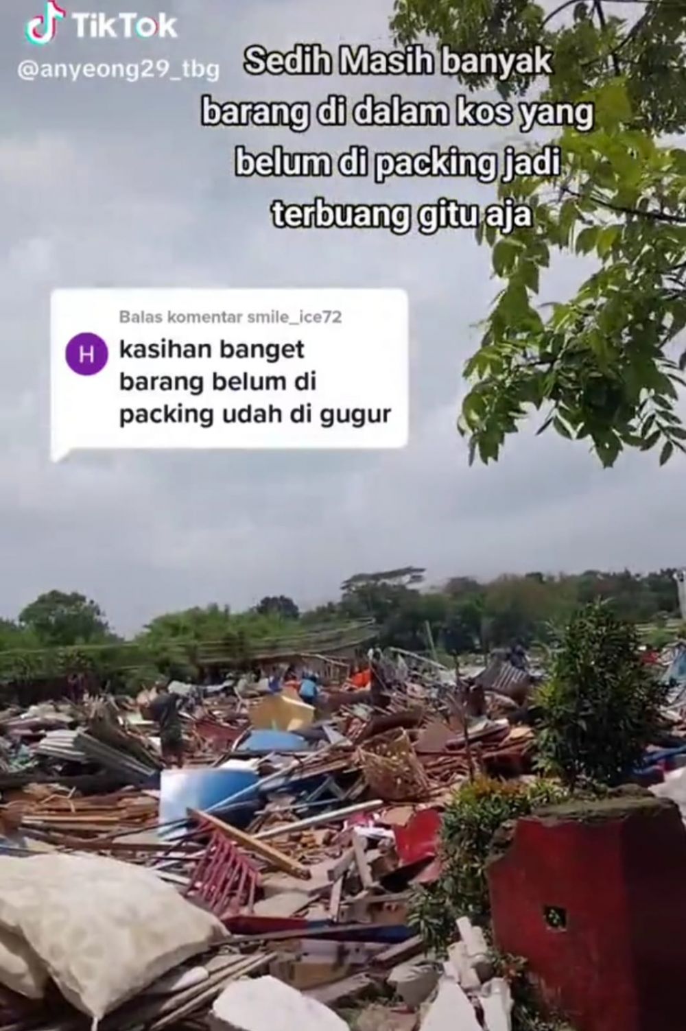 momen mahasiswa tak tahu kosan kena gusur ini bikin terenyuh © TikTok