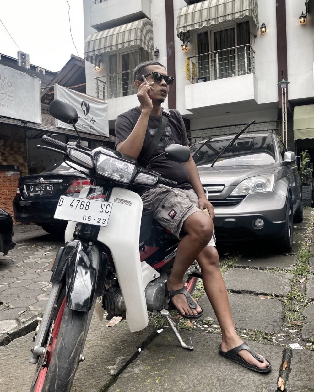 Supir Kang Bahar di Preman Pensiun hobi touring motor, intip 11 potretnya saat riding