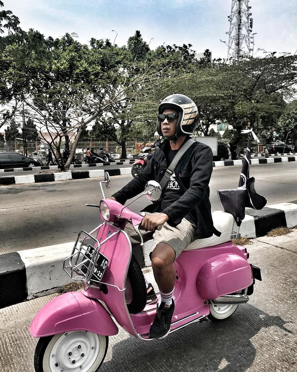 supir kang bahar di preman pensiun hobi touring © berbagai sumber