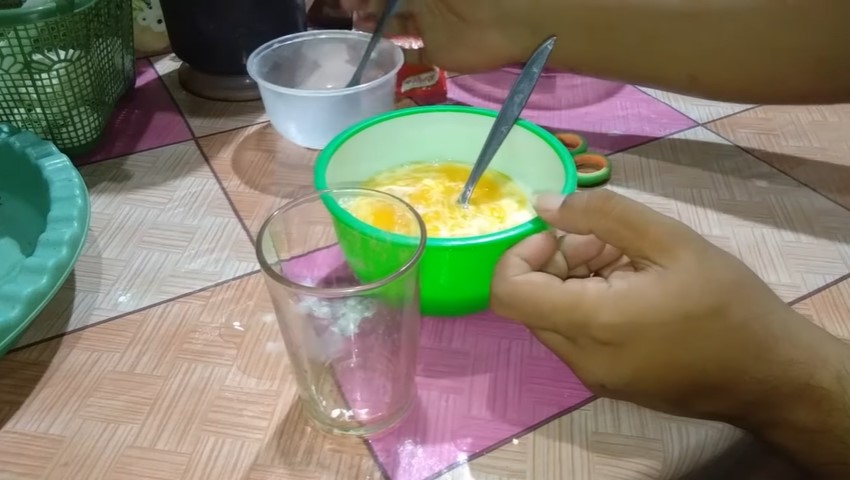 Trik bikin adonan telur gulung ala pedagang kaki lima agar hasilnya krispi, cuma tambah satu bahan ini