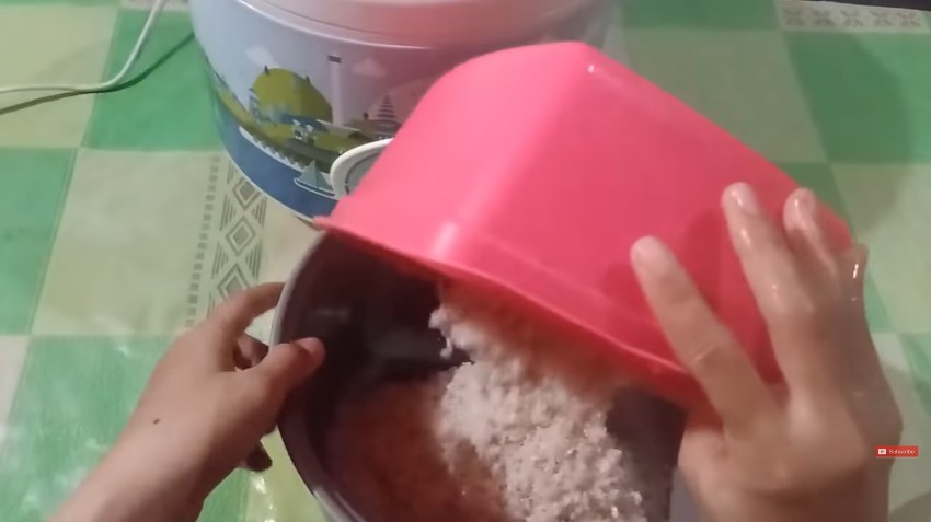 Hemat listrik, begini trik menanak nasi di rice cooker agar tak cepat kering dan bau pakai satu bahan