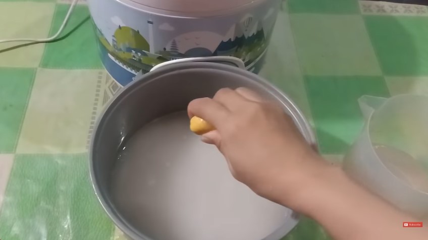 Hemat listrik, begini trik menanak nasi di rice cooker agar tak cepat kering dan bau pakai satu bahan