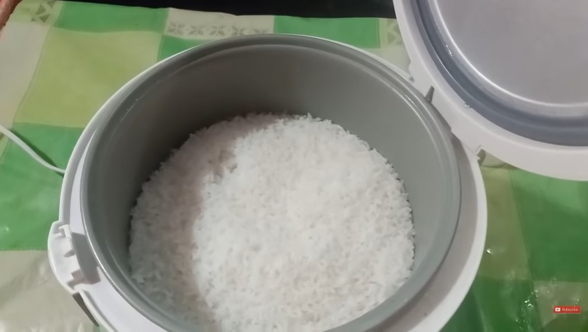 Hemat listrik, begini trik menanak nasi di rice cooker agar tak cepat kering dan bau pakai satu bahan