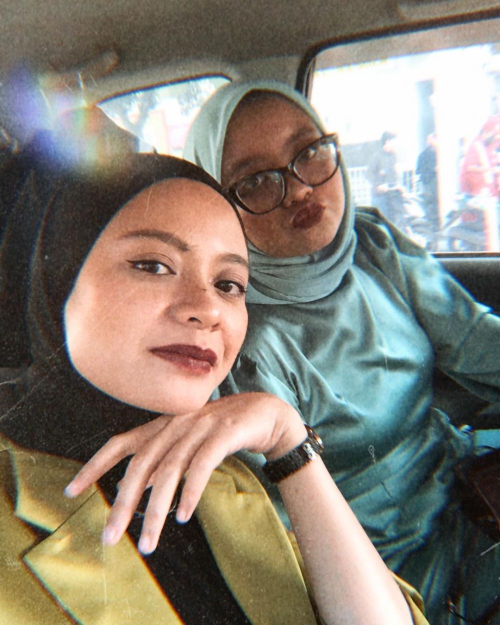 Vony Preman Pensiun jadi MUA berbagai sumber