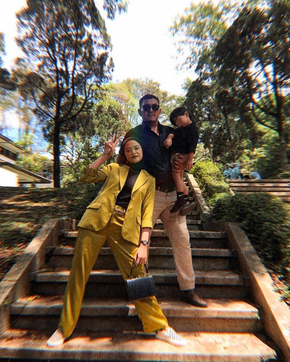 Vony Preman Pensiun jadi MUA berbagai sumber