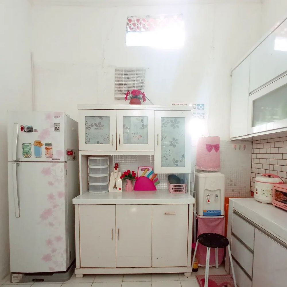 Dari kusam jadi minimalis modern, intip 9 transformasi dapur bergaya serba putih ini impian mama muda