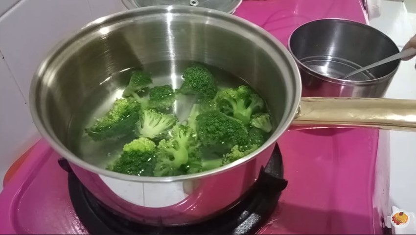 Bukan pakai tisu, ini trik jitu menyimpan brokoli agar tak kering dan menguning hingga 1 minggu