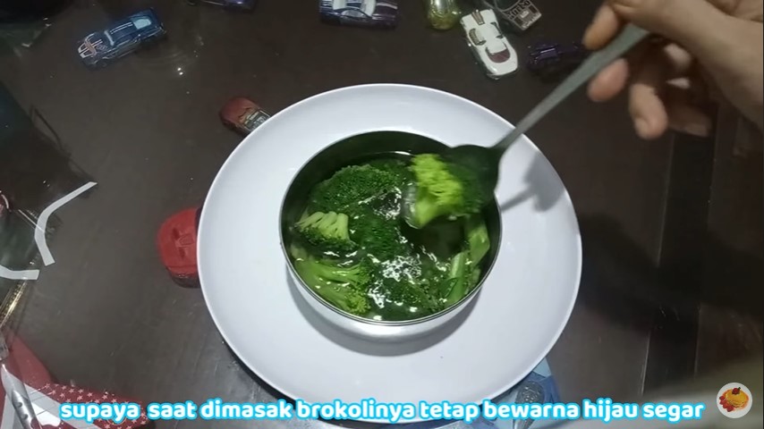 Bukan pakai tisu, ini trik jitu menyimpan brokoli agar tak kering dan menguning hingga 1 minggu