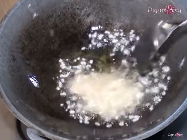 Tetap renyah hingga 2 minggu, ini cara bikin permen ting ting dari kerak nasi pakai dua bahan