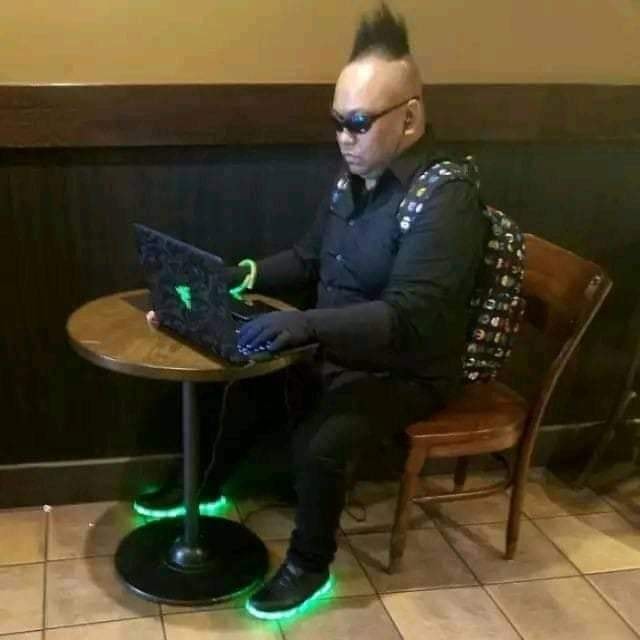 bapak bapak depan laptop © berbagai sumber