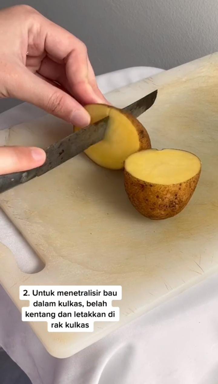 Tanpa bubuk kopi, ini trik ampuh usir bau pada kulkas cuma butuh satu jenis umbi-umbian