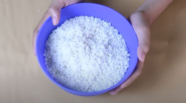 Trik masak nasi kuning agar mengilap dan gurih, cuma pakai satu bahan